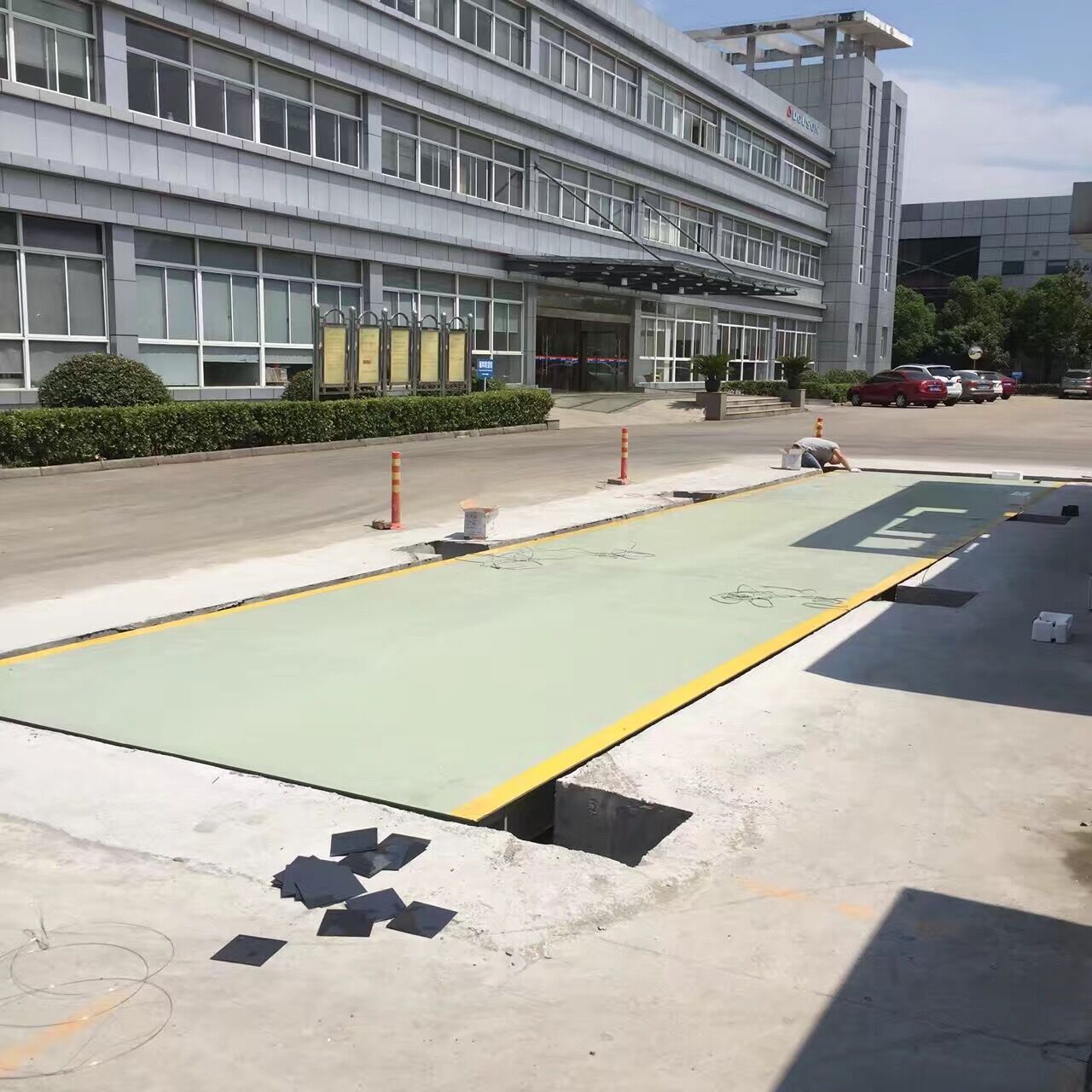 3.4x16米數(shù)字式電子汽車衡安裝驗收成功! 3.4x16米數(shù)字式電子汽車衡安裝驗收成功!